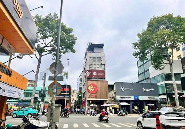 GÓC 2 MẶT TIỀN NGUYỄN THỊ MINH KHAI (NGAY TÔN THẤT TÙNG)