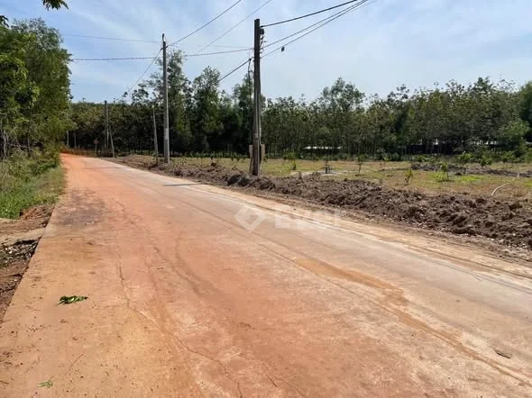 -Đất Chơn Thành ( Đồng Nai ).-Ngay trung tâm uỷ ban, chợ, trường cấp 1