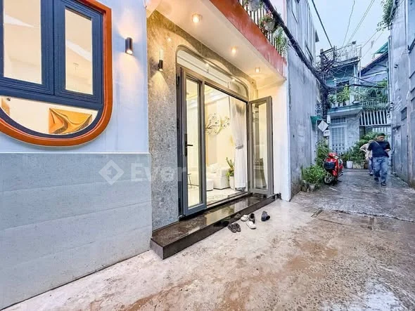 LÊN SÓNG NHÀ ĐẸP 2 TẦNG HẺM XE HƠI ĐẾN TẬN CỬA .