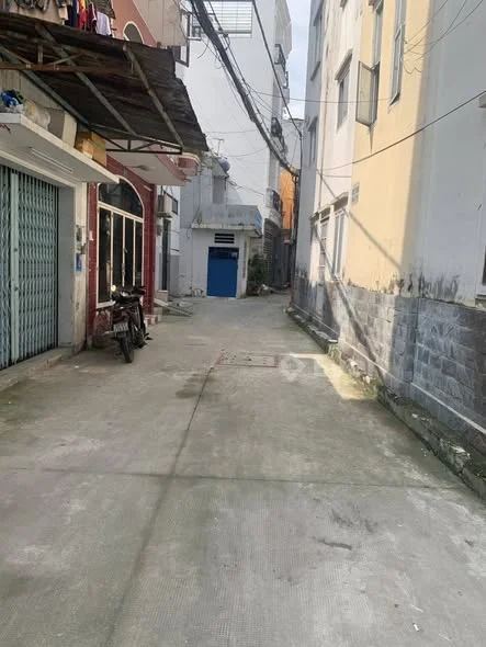 XE HƠI ĐỖ CỬA – THÍCH QUẢNG ĐỨC, PHÚ NHUẬN NHỈNH 8,5 T