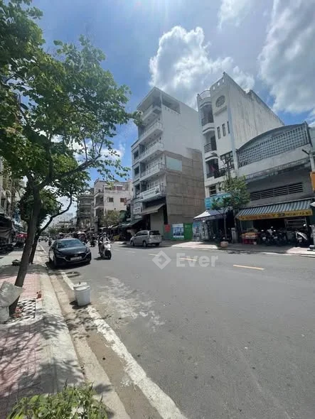 Cần Bán Căn Nhà 2 mặt tiền Quận 11. Kết Cấu:1 trệt,2 lẩu, 1 sân thượng Diện Tích: 69,7m2