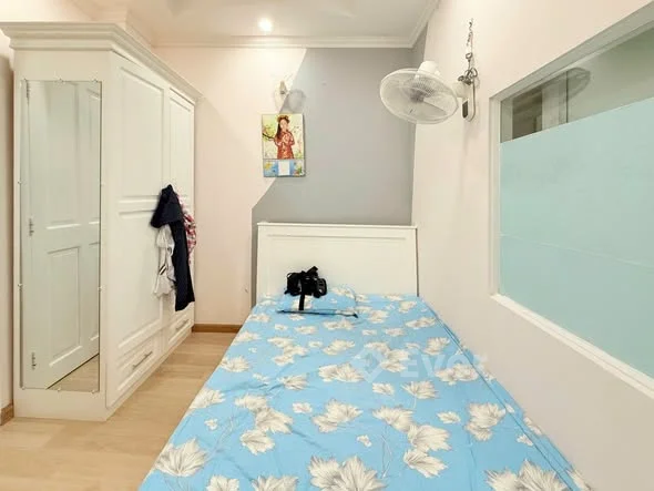 Diện tích: 60m² (4,6 x 13m)Kết cấu: 1 trệt + 2 lầu + sân thượngCông năng: 4 phòng ngủ – 5 WC