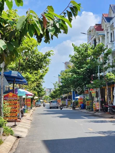 Bán nhà hoàn công MT kinh doanh, MT đường chính Phú Hồng Thịnh 8, p.Bình Chuẩn, Tp.Thuận An DT 72m2