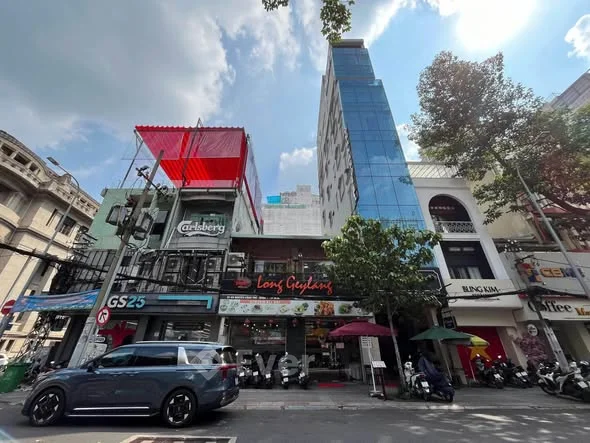 Mặt tiền khu tài chính, cạnh Ngân Hành Nhà Nước.