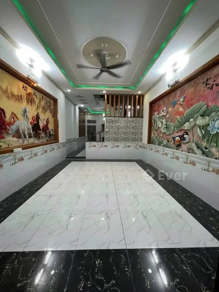 Nhà 1 trệt 2 lầu, giá 4.9 tỷ, gần Vincom và chung cư Phú Đông Sky One