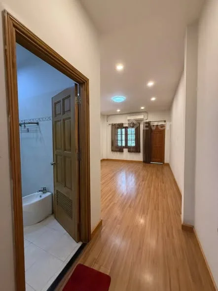 HXH Hiệp Nhất, Tân Bình. Xe Hơi 4 chỗ ngủ nhà, hẻm thông không quy hoạch, khu đồng bộ cao tầng. Cách