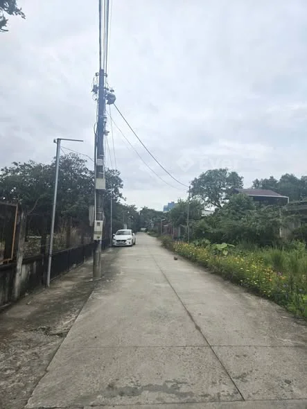 Chính chủ bán nền gần full thổ cư dt loanh quanh 140m2 đường betong xe hơi tránh nhau.