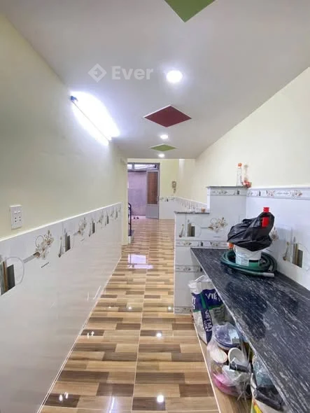 Nhà sổ đỏ chung 5 x 9 gác lửng 3 phòng2 toa lét.. Giá 1 ty 350 triệu bớt lộc