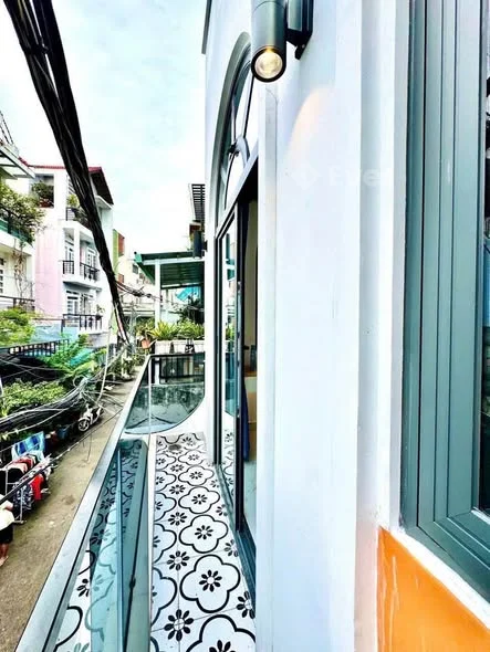 DT: 4.2 × 7.6m – 1 trệt 1 lầu Giá: 5.18 tỷ (TL nhẹ) – HH 80TR Công năng đầy đủ:– Phòng khách