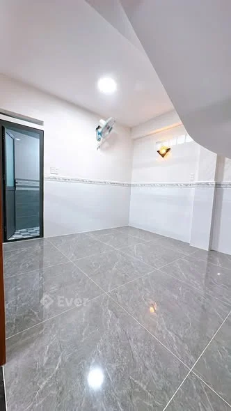 -NHÀ ĐẸP 5 TẦNG – TÔN THẤT THUYẾT – KDC HHDiện tích: 37.7m² (ngang khủng 7.62m x dài 5.3m)