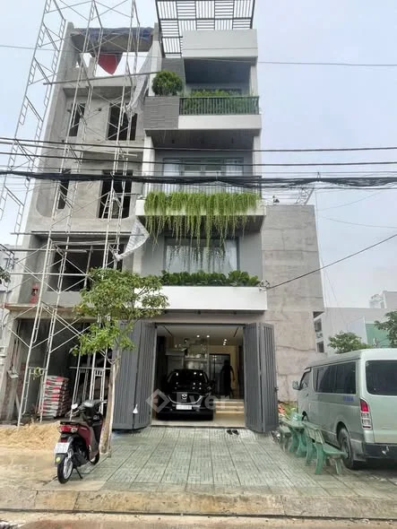 Bán nhà mt đường Thạnh Lộc, trệt lửng 3 tầng sân thượng, thang máy, full nội thất
