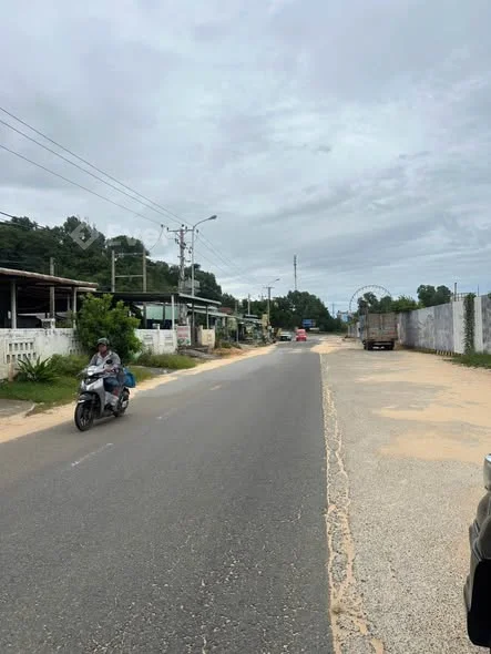 - Mình cần bán lô đất mặt tiền Lạc Long Quân đối diện NoVaworld Tiến Thành - Bình Thuận