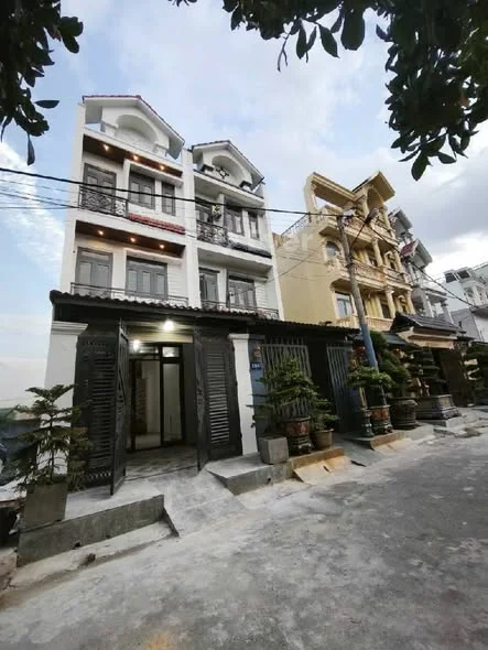 SIÊU PHẨM NHÀ 3 TẦNG – 90M² – 4 PHÒNG NGỦ – TẶNG RIÊNG 65M² SÂN VƯỜN