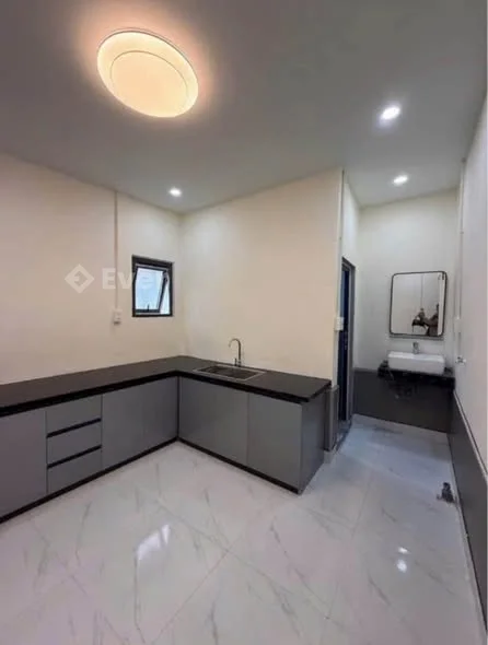 Bán căn nhà Nguyễn Hữu Cảnh, P. Lâm Viên, Đà Lạt:- Diện tích 61 m2 (4,5 m x 13,5 m)