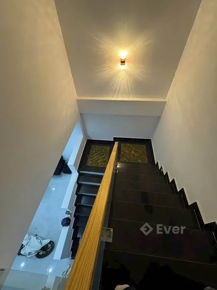 Bán nhà mới xây Nguyễn Hoàng, P. Langbiang, Đà Lạt:- Diện tích đất 90 m²