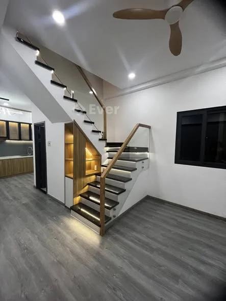 NHÀ HÒA HƯNG, QUẬN 10* Nhà 3 tầng, 40m2, ngang 9m.* 3 phòng ngủ, phòng khách, phòng bếp, 4 WC