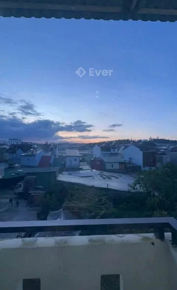 CẦN BÁN NHÀ ĐẸP LỮ GIA – PHƯỜNG LÂM VIÊN, ĐÀ LẠT Diện tích đất: 125m² – Ngang 10m Kết cấu nhà đẹp