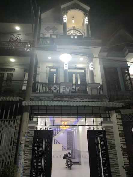 Chính chủ gửi bán nhà 1 trệt 2 lầu đường ôtô thông kế bên chợ Phú Phong, An Phú, TP HCM