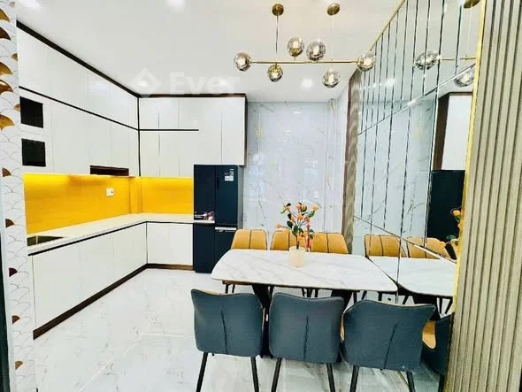 Diện tích: 4 × 13m- Kết cấu: 1 trệt, 2 lầu. Gồm: 4 pn, 5 WC