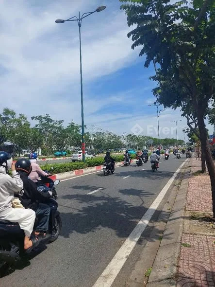 BÁN GẤP NHÀ ĐẸP MẶT TIỀN PHẠM VĂN ĐỒNG – TP.HCM Diện tích: 88m² – Nhà mặt tiền Kết cấu: 4 tầng, th