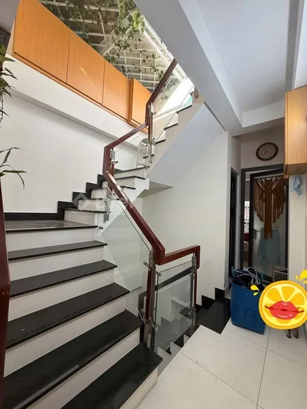 Nhà thoáng sáng, mở cửa sau h,iếm - 3 x 10m vuông vức – c,ông nhận đủ. 1 trệt 1 lầu 1 thượng