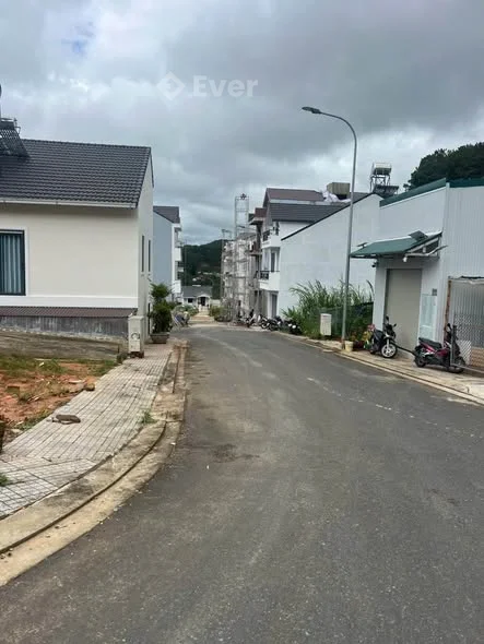 - Bán nhà mới xây : Giá : 9 tỷ 3 - KQH , An Sơn , P4 ( củ ) , Đà Lạt - Diện tích sàn : 220m (ngang