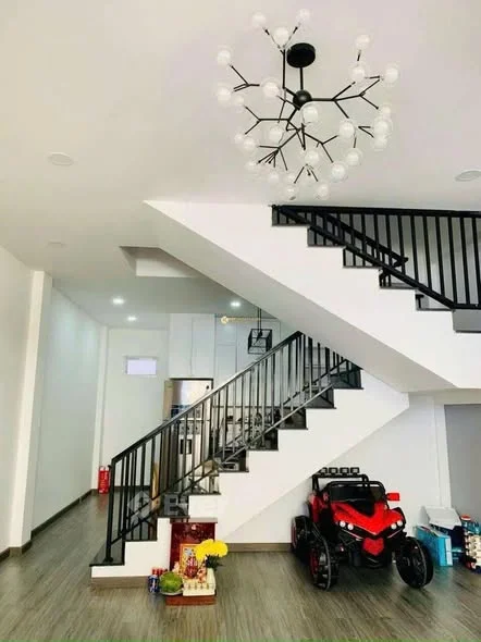 Tận dụng thêm được 20m2 phần sân phía trước nhà, có thể lát gạch, hộ nhà bên cạnh cũng muốn làm thêm - 6,7 tỷ - 64m²