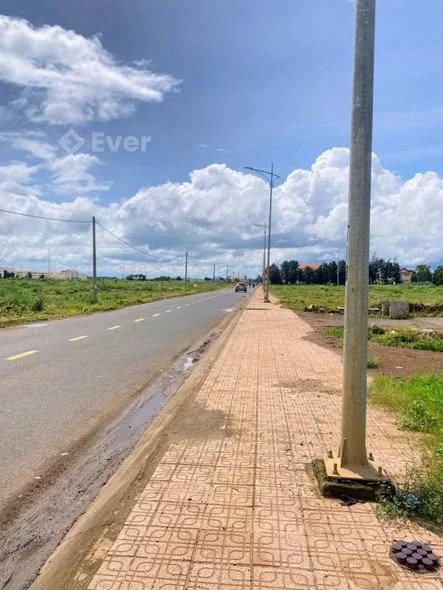 VỊ TRÍ VÀNG TIỀM NĂNG đầu đường vào nhà thi đấu thể thao Đức Trọng!!!