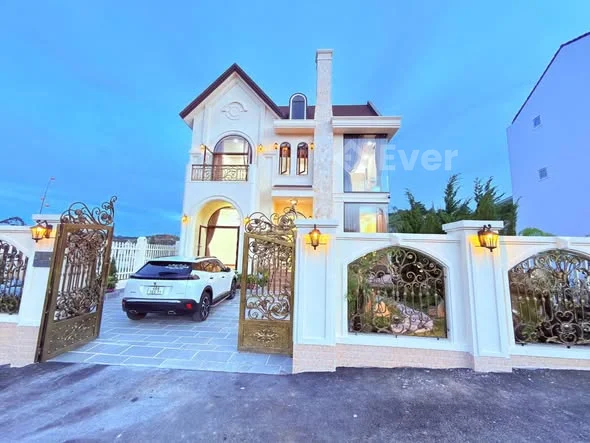 Biệt thự phong cách Châu Âu tạo Đà Lạt - Giá 11 tỷ Vị trí: Đường Phước Thành, gần trung tâm, khu dâ