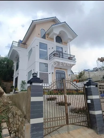 Bán villa Trịnh Hoài Đức, P. Xuân Trường, Đà Lạt:- Diện tích 272 m².