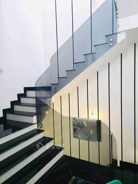 Nhà 3 tầng mặt tiền phú Xuân công năng gồm :3 phòng ngủ, 4 wc, phòng khách, sân đậu ô tô