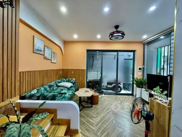 Nhà 2 tầng kiệt Phan Châu Trinh, Hải Châu
Diện tích 43mv, ngang 5m
Hướng Đông Nam
Công năng đầy đ