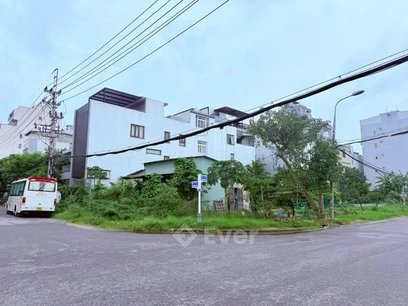 Góc 2 mặt tiền Chính Hữu - Đông Kinh Nghĩa Thục. ——————— - Hạ tầng: Đường 10m5, vỉa hè 6m - Trục th