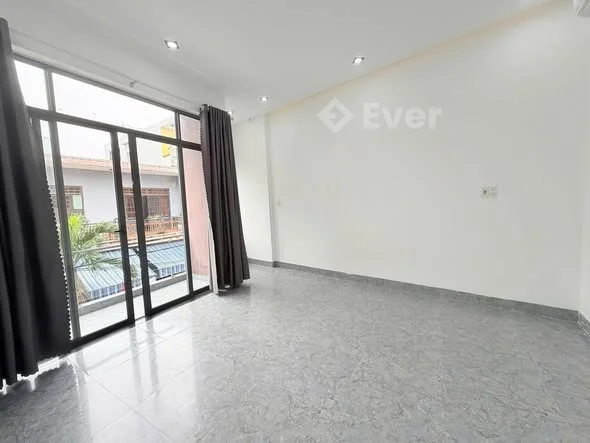 Chào bán căn nhà 2 mặt kiệt 3 tầng 3mê đúc full. Ô tô đậu đỗ trước nhà, kiệt 83 Huỳnh Ngọc Huệ