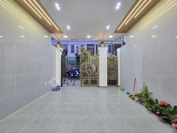 Nhà đẹp 3 tầng đúc kiên cố thiết kế Tân Cổ Điển – cách biển Đà Nẵng chỉ 300m - Vị trí cực đẹp, song