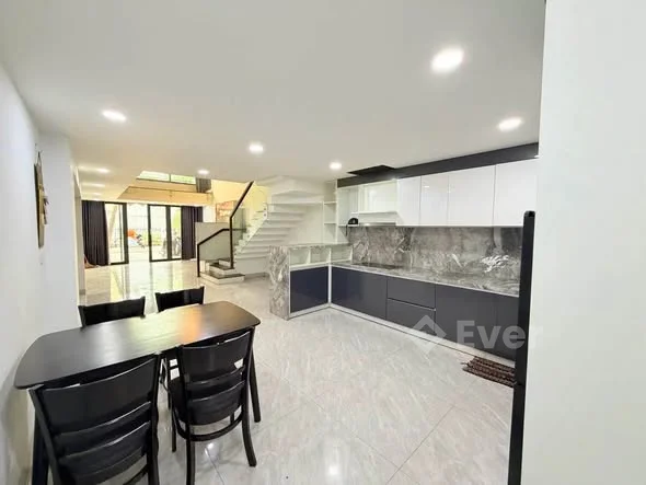 Diện tích: 90m²Kết cấu: 4 tầng chắc chắn Vị trí trung tâm – tiện ích ngập tràn