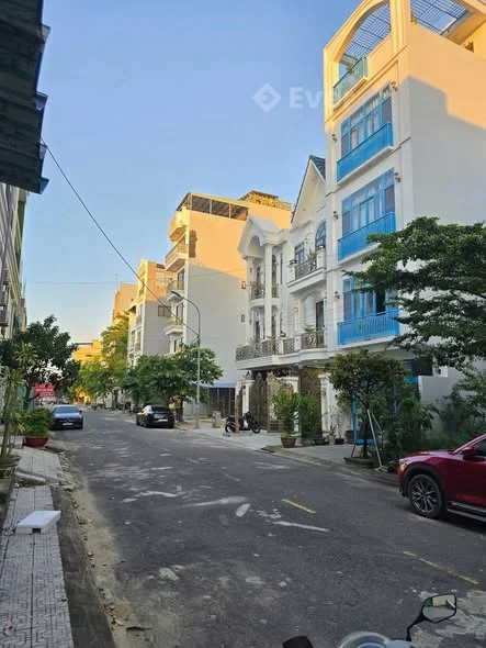 Nhà 3 tầng đúc kiên cố thiết kế Tân Cổ Điển đường 7.5m song song Nguyễn Sinh Sắc