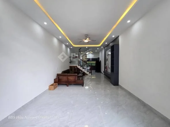 B.án Nhà đẹp 3 tầng Mặt Tiền Lê Thạch đường 7m5, gần Tú Mỡ , Ngay Bến Xe Trung Tâm Đà Nẵng chỉ 100m