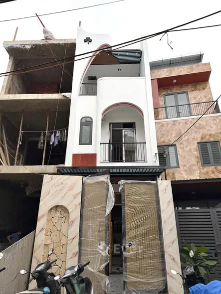 NHÀ 3 Tầng đúc xây mới sắp hoàn thiện vị trí kiệt 7m trước nhà rộng rãi đã thảm nhựa sạch đẹp