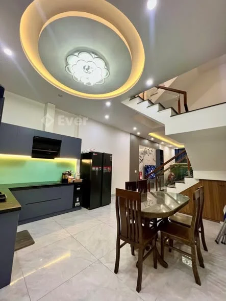 Chào bán căn nhà đẹp 3 tầng mặt tiền đường Lê Thạch đường 7m5