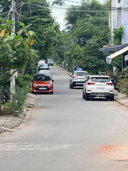 Diện tích: 81m²Hướng: Tây BắcĐường trước đất: 5m5, vỉa hè 3mGiá chốt: 3 tỷ 790 triệu