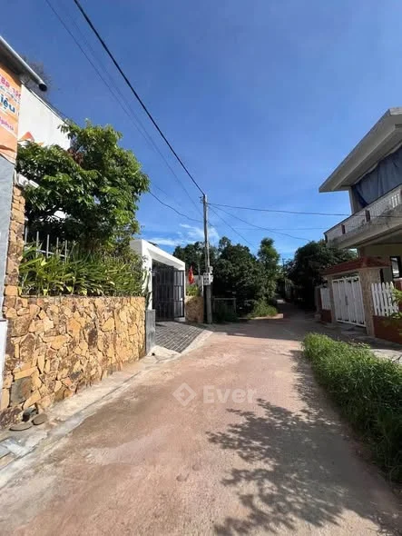 BÁN ĐẤT KIỆT HUYỀN TRÂN – VỊ TRÍ ĐẸP Diện tích: 105m² (ngang 5m20, đất vuông vức, sạch sẽ)