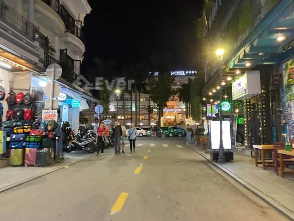 Bán Nhà 3 Tầng Mặt tiền  phố tây Võ Thị Sáu. Trung Tâm TP Huế- Dtich 100m2 - Thỏa thuận - 100m²