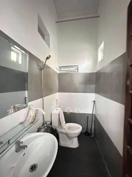 Bán Nhà Cấp 4 Mặt Tiền Kiệt Ô Tô Trần Phú . TP Huế giá 2 Tỷ 4 có thương lượng