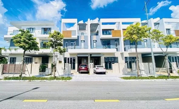 NHÀ PHỐ 3 TẦNG – TRUNG TÂM HUẾVị trí: KĐT BGI Topaz – Hoàng Quốc Việt102m² đất | 209m² sàn
