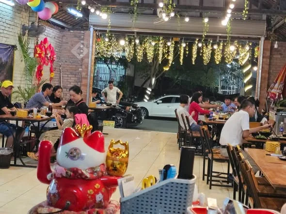 Sang nhượng quán trung tâm thành phố Huế- phường Vĩ Dạ . Quán có lượng khách quen ổn đinh - kh