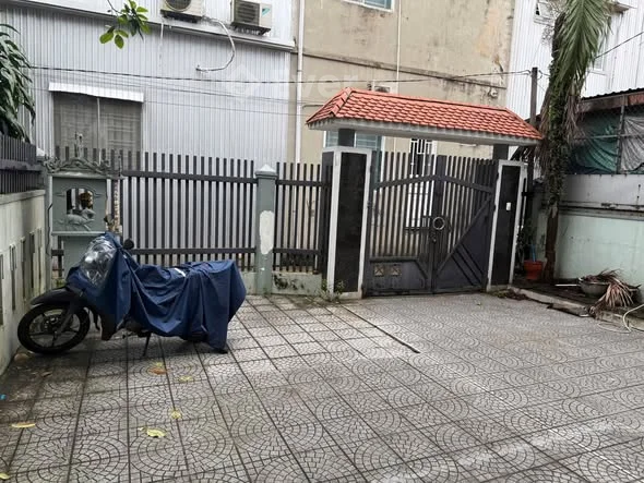 Nhà 3 Tầng Từ Dân Kiên Cố Gỗ xịn Ngay Trung Tâm TP Huế