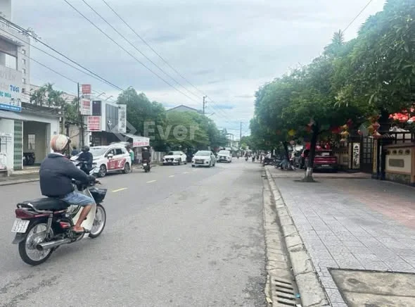 Bán 1100m2 mặt tiền kinh doanh đường Nguyễn Sinh Cung gần Lâm Hoàng Tp.Huế hàng hiếm
- DT: 1100m2 n