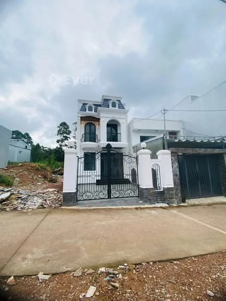 NHÀ 2 TẦNG KIỆT OTO 44 VŨ NGỌC PHAN, TP HUẾ- Vị trí: Cách KQH Bàu Vá 1km