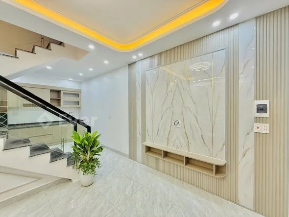 NHÀ MỚI SẠCH ĐẸP 3 TẦNG HÀNG KÊNH CÓ SÂN CỔNG RỘNG. FULL TIỆN ÍCH